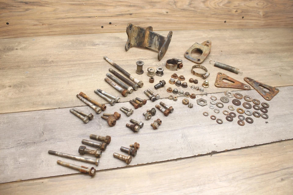 Suzuki DR250S 1992 MISC MOTOR PERNOS DE MONTAJE SOPORTES DE HARDWARE BANJO Foto 2 de 4