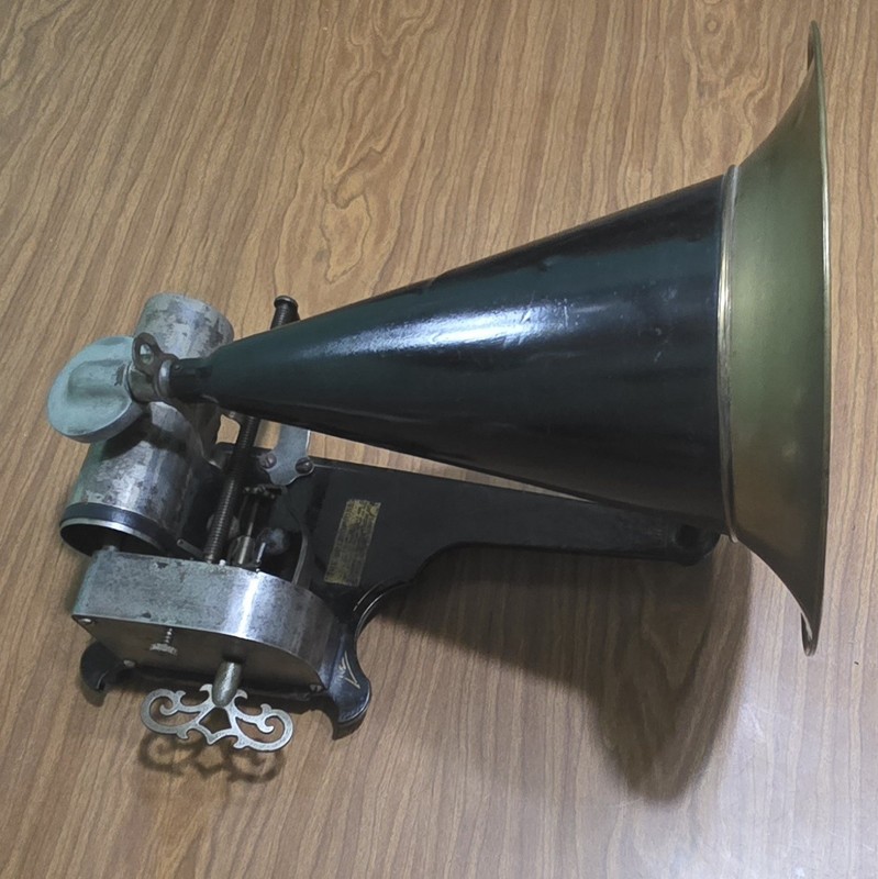 Columbia AQ Key Wind Cylinder Phonograph with black & brass horn (Fully rebuilt)