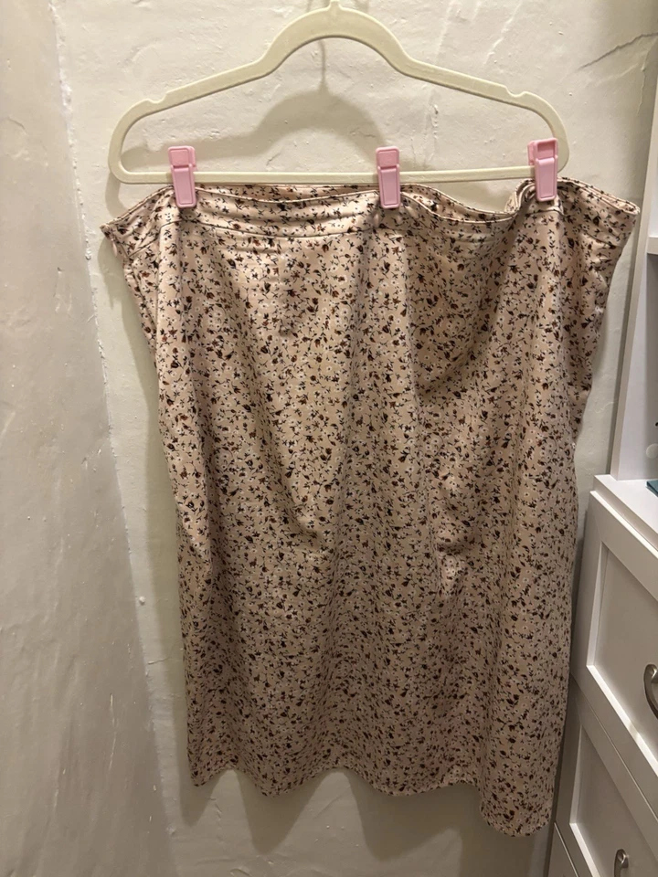 Женская атласная юбка-слип Leith 3x с кружевной отделкой с разрезом в розовом цвете Ditsy - Изображение 2 из 3