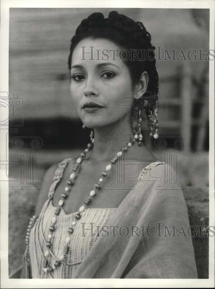 Press Photo Actress Barbara Carrera stars on the television show 