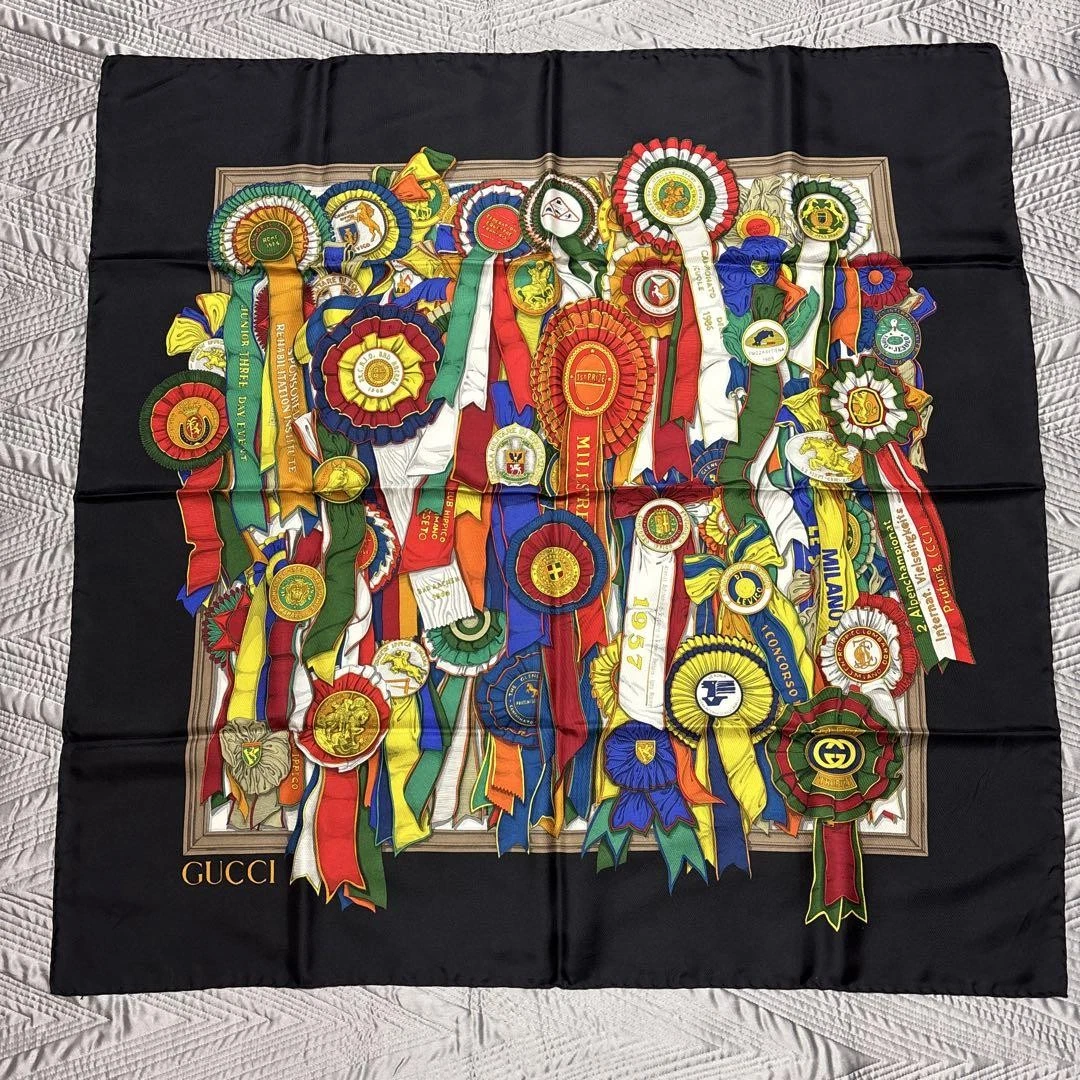 Auth GUCCI Médaille en soie grande écharpe étole noire multicolore du Japon occasion