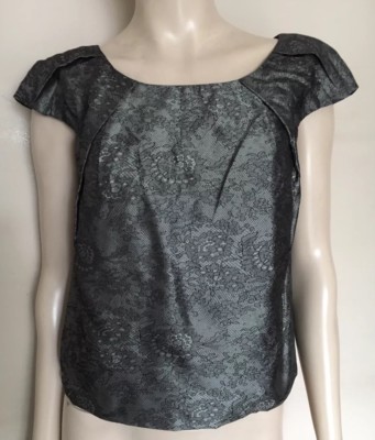 Behnaz Sarafpour, Made in USA, 50 % Seide, 50 % Polyester, Spitzenmuster, grau/schwarzes Top, Gr. 4