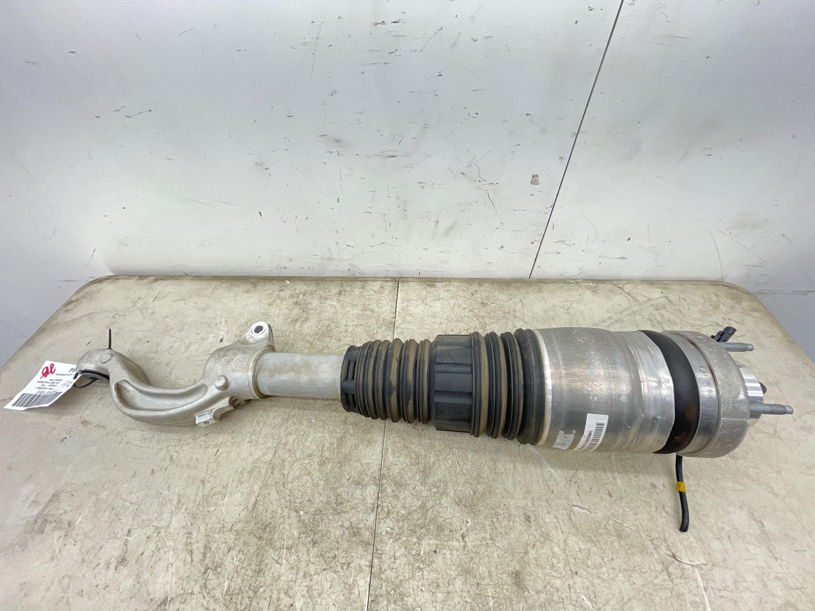 2017-2022 MASERATI LEVANTE FRONT RIGHT AIR SUSPENSION STRUT SHOCK ABSORBER OEM