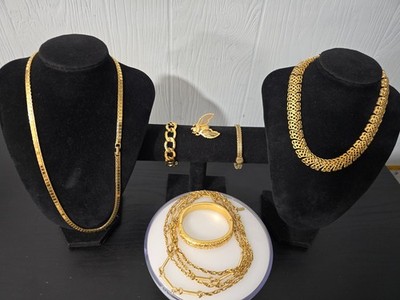 Glamurouse Vintage Monet jewelry lot all Signed