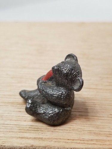 VINTAGE MINIATURE PEWTER TEDDY BEAR HUGGING RED HEART 1.5" SUPER CUTE - Picture 6 of 11