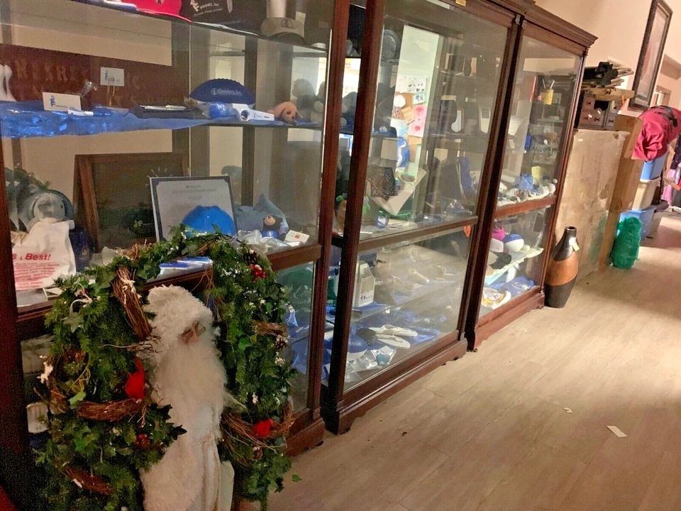 Howard Miller Townsend Vitrina Curiosidades Vitrina Windsor Cereza Espejo 680235 Foto 3 de 4