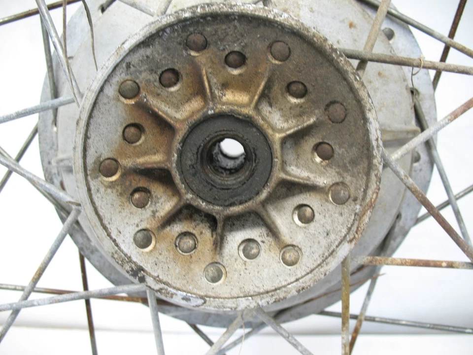1976 YAMAHA DT400 FRONT WHEEL - Image 4 of 4