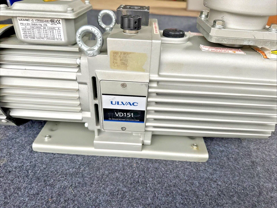 Bomba de vacío rotativa de aceite Ulvac VD151 y filtro TMX-1 17,3 m3/h 550 W 230/460 VCA Foto 2 de 4
