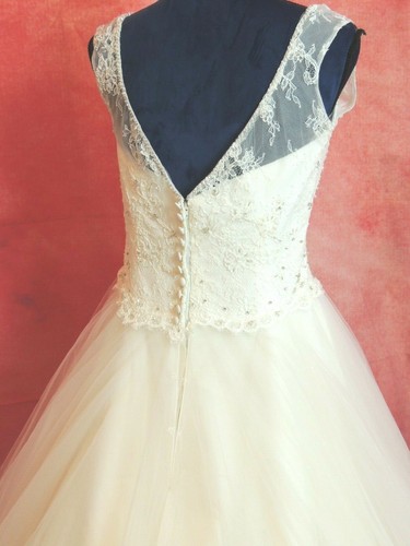 SALE ! Beautiful White Rose wedding dress size 14 RRP £1200 - Picture 9 of 11