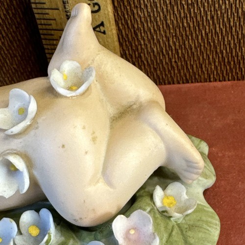 Vintage Lefton Kewpie Baby Doll appoggiato su una foglia fiori che sventolano Giappone MCM decorazione - Foto 5 di 11
