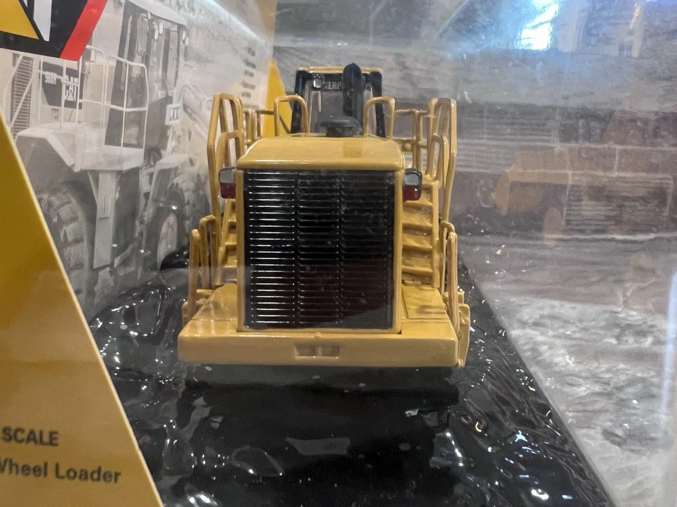 Norscot  CAT 988G Wheel Loader 55302 NiB - 1:64 scale - Image 3 of 4