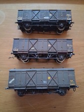 3 x Wrenn OO Gauge W5055 Passenger Fruit Wagons.  Ref E62