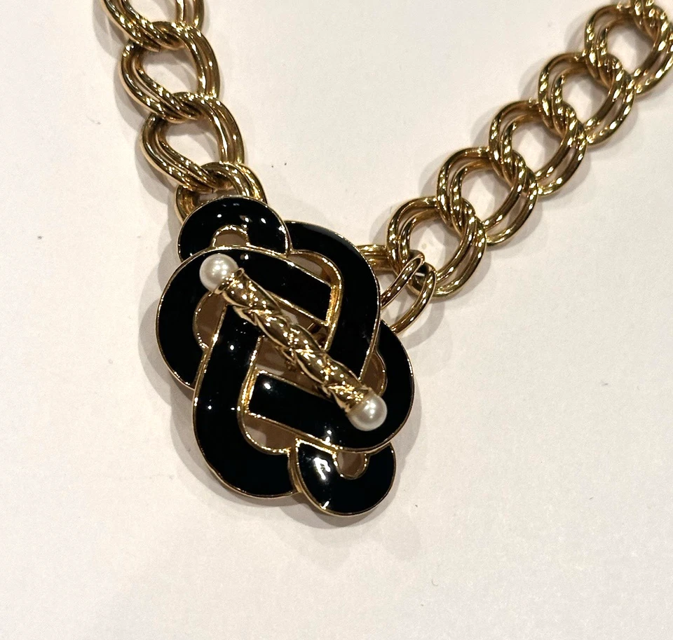 COLLAR TRIFARI ORO DOBLE ESLABÓN 19" ESMALTE NEGRO NUDO CELTA COLGANTE USADO EN EXCELENTE ESTADO Foto 4 de 4