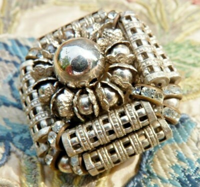 Broche Vintage Art Déco En Métal Ajouré Avec Strass - Style Ovale Et Volutes - Occasion