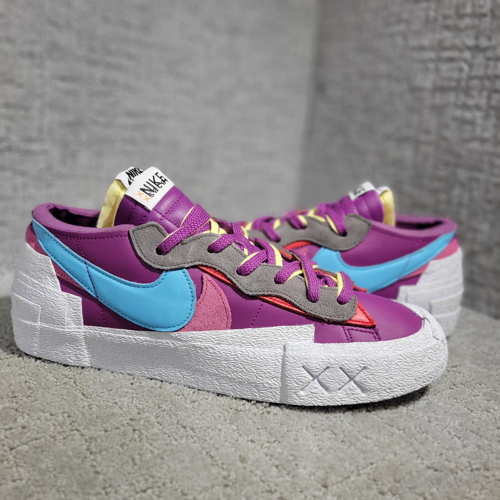 SACAI X NIKE Nike Blazer Low x KAWS x Sacai Uomo Taglie 12.5 US Viola Bianco Crepuscolare DM7901 500