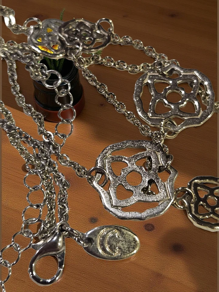 Collar vintage en capas en tono plateado con flores celtas Foto 3 de 4