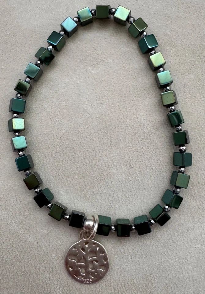 Armband aus grünen Würfelperlen 925 Silberperlen und einem Anhänger