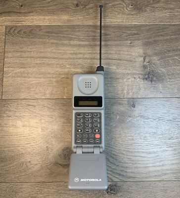 UNTESTED Vintage Motorola Bick Flip Cell Phone MODEL: 76759NAREA