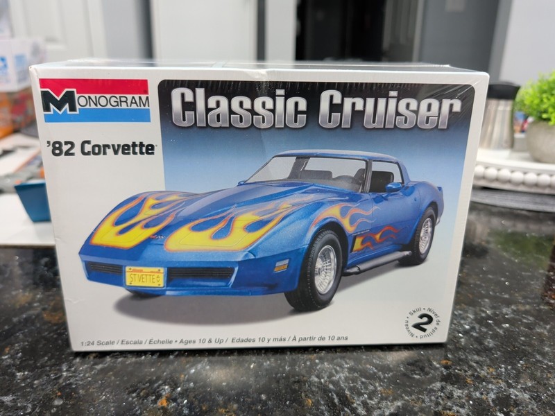 Monogram '82 Corvette Classic Cruiser 1:24 Model # 85-0885 New Sealed 2010