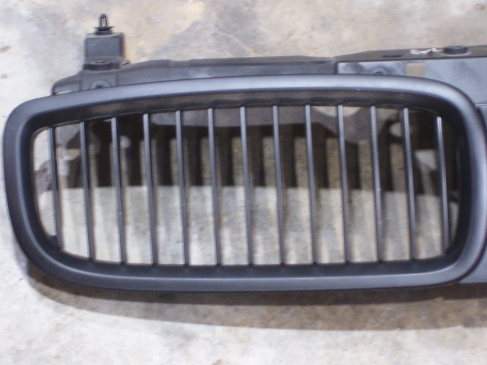 OEM 2002 BMW 745i front hood kidney grille matte black Foto 2 de 4
