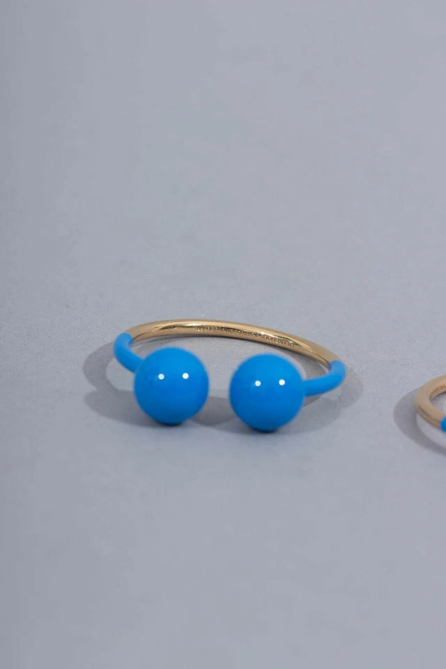 J.W. Pendientes de aro de doble bola Anderson Foto 2 de 4