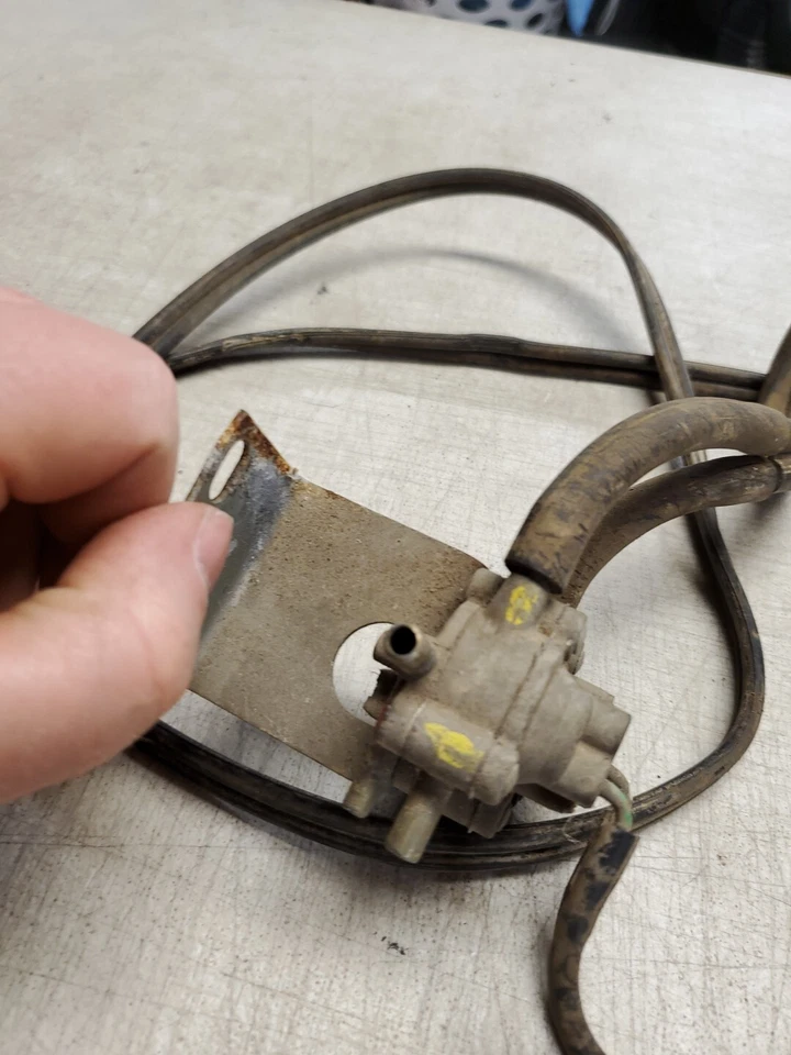 VÁLVULA DE VACÍO TRICO CERRADURA PUERTA MALETERO CONTROL FORD THUNDERBIRD OEM 64-66 1964-1966 Foto 4 de 4