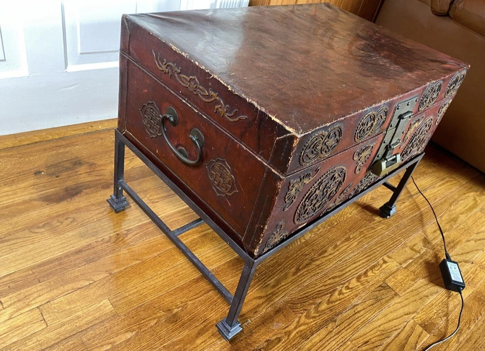 Baúl de viaje de cuero grueso de latón rojo asiático antiguo raro sobre soporte de metal Foto 3 de 4