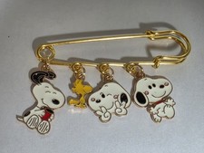 1 x Super Cute SNOOPY & WOODSTOCK Pin With Charms White & Gold