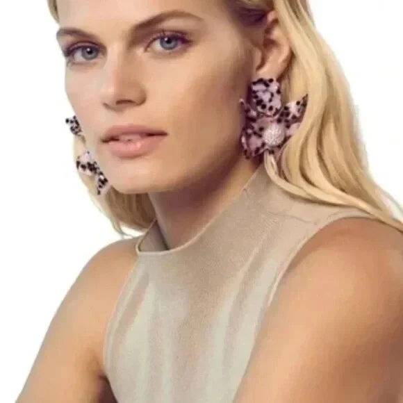 LELE SADOUGHI • Pendientes de lirio de cristal manchado rubor. Venta al por menor $198 Foto 3 de 4