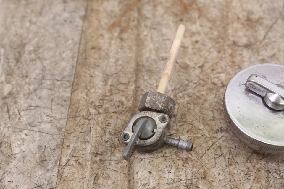 Honda ATC185S 1981 tapa de gasolina/combustible con llave Foto 2 de 4