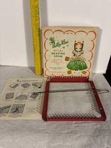 VINTAGE NELLY BEE RED Metal HAND WEAVING LOOM WITH METAL WEAVING HOOK In Box