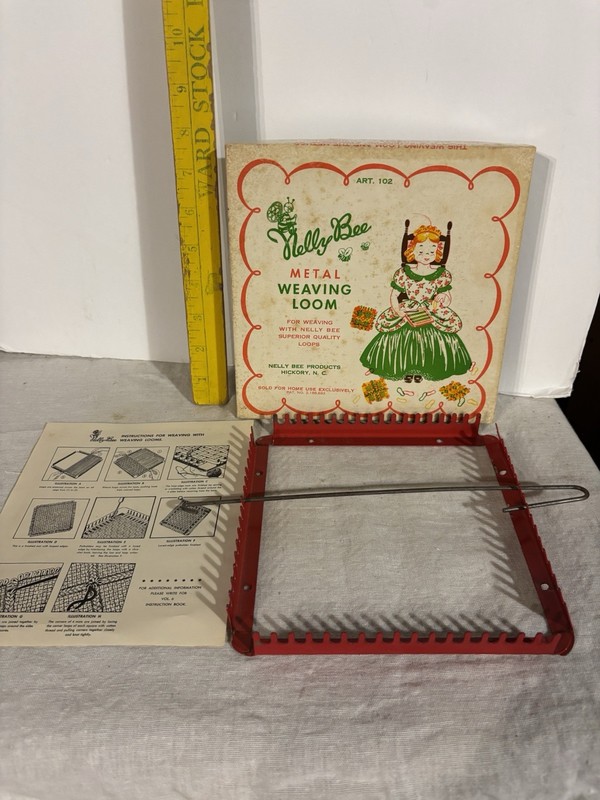 VINTAGE NELLY BEE RED Metal HAND WEAVING LOOM WITH METAL WEAVING HOOK In Box