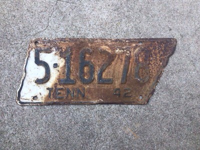 1942 - TENNESSEE - STATE SHAPED - LICENSE PLATE
