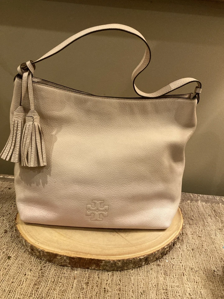 Bolso de Hombro Hobo Tory Burch Thea Borla Cuero Guijarro en Rosa Rubor 528 $ Foto 2 de 4