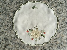 kleines rundes Weihnachtstischdeckchen m. Christrose, ca. 20 cm Durchmesser