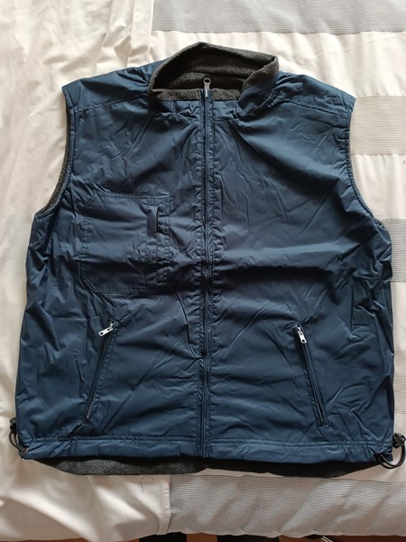 CHALECO  REVERSIBLE NUEVO  AZUL/GRIS ( IMPERMEABLE/BORREGUILLO )
