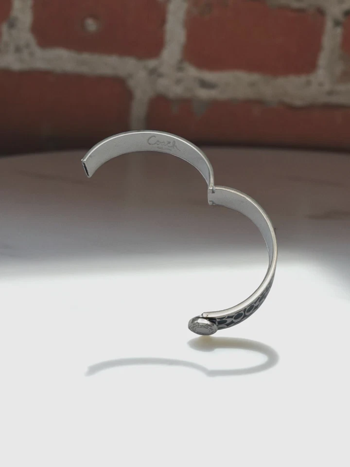 Brazalete Brazalete Coach Vintage Signature C Negro Plata Esmalte Bisagras 1/2 pulgada Foto 4 de 4