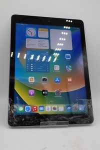 Apple iPad 5.Gen WiFi A1822 Space Grau 128GB Displayschaden #5063