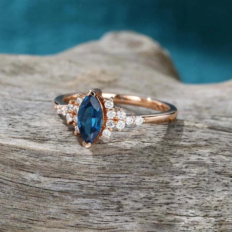 Anillo para mujer 2 quilates con diamantes de zafiro azul creado en laboratorio de marquesa enchapado en oro rosa de 14 quilates Foto 2 de 4