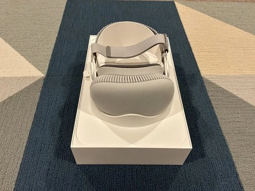 Apple Vision Pro 256GB Standalone VR Headset - White - New Condition