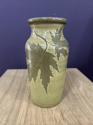 Kunstkeramik Vase Macher Mark Studiokeramik mit Blättern handgeworfen 9'' hoch