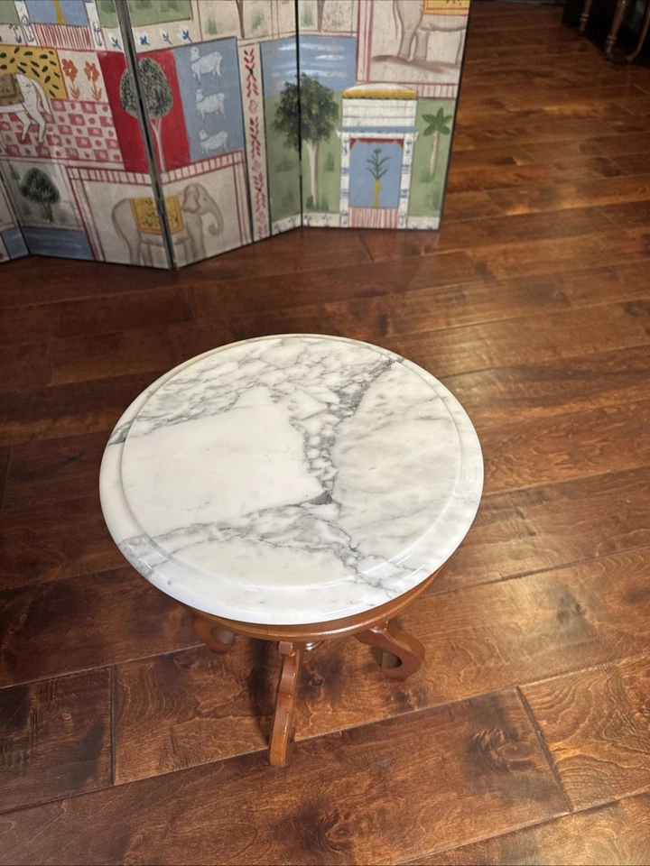 Mesa auxiliar redonda de caoba con tapa de mármol renacimiento victoriano Italia  Foto 2 de 4