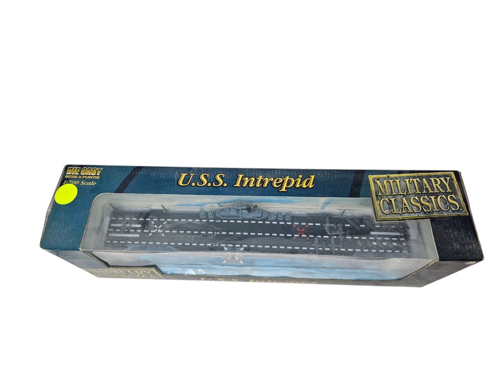 Military Classics USS Intrepid (CV-11) WWII Essex-Class Carrier 1:700 Scale - Image 2 of 4
