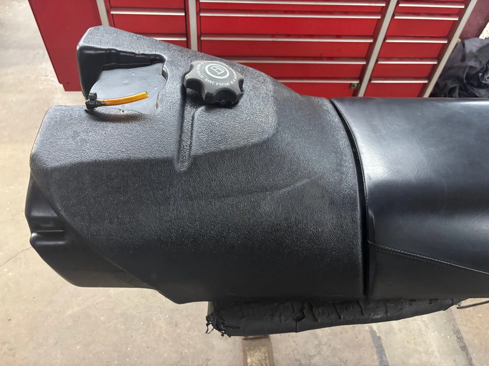 Сиденье для топливного бака Arctic Cat 1998-2000 Z ZL ZR 500 600 700 карбюраторное 99 - Изображение 2 из 4