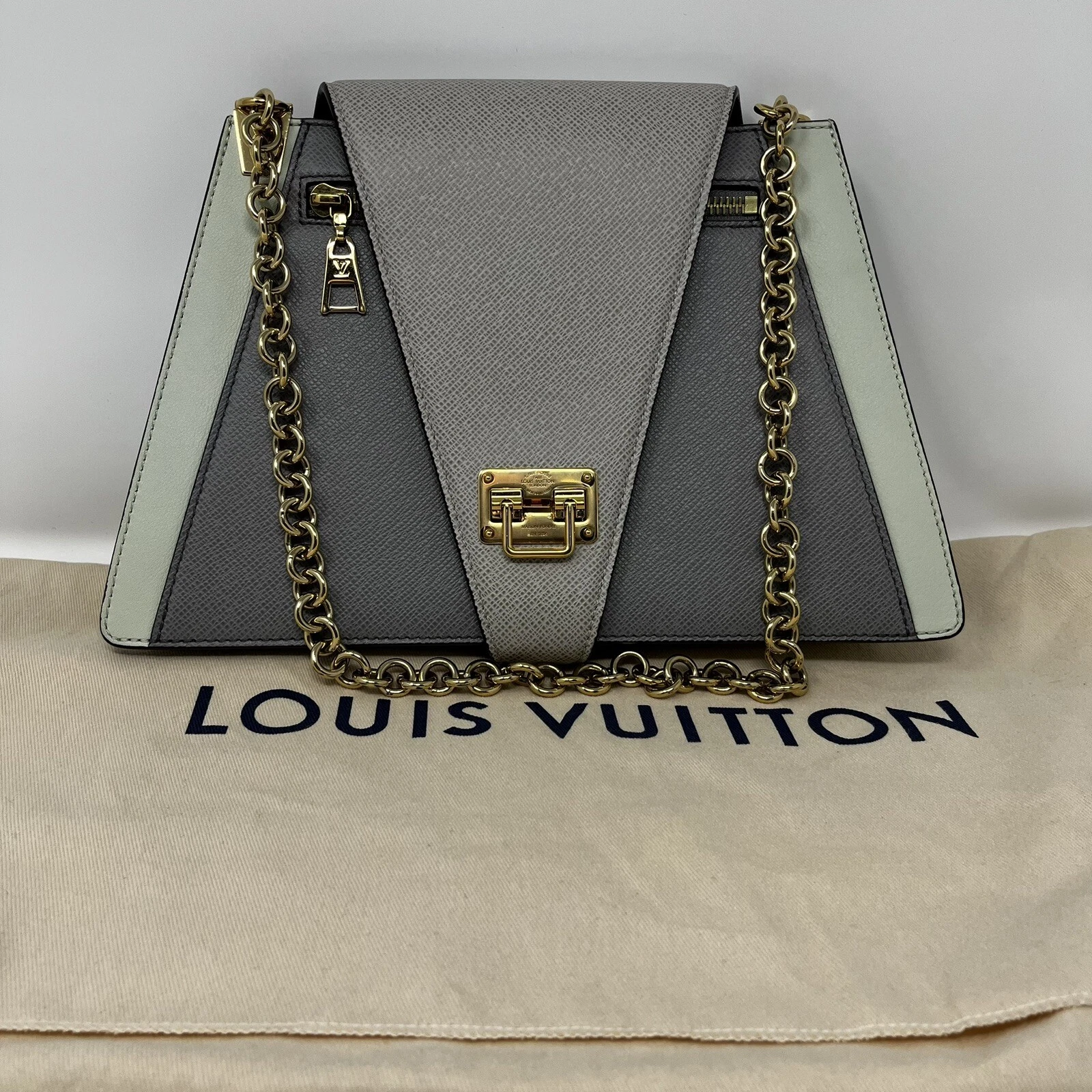 LOUIS VUITTON（LV） Louis Vuitton LV Ltd. Edizione Taiga Borsa a tracolla in pelle trapezio grigio pistacchio