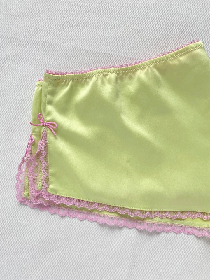 La Senza Tap Shorts in Pale Chartreuse with Pink Trim, Size S, No Flaws, Y2K - Image 4 of 4