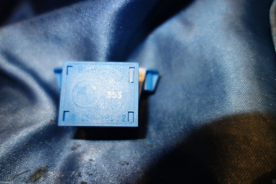 BMW E36 e32 e38 e32 e39 E31 Stosschalter Relais relay switch blue blau 8350284