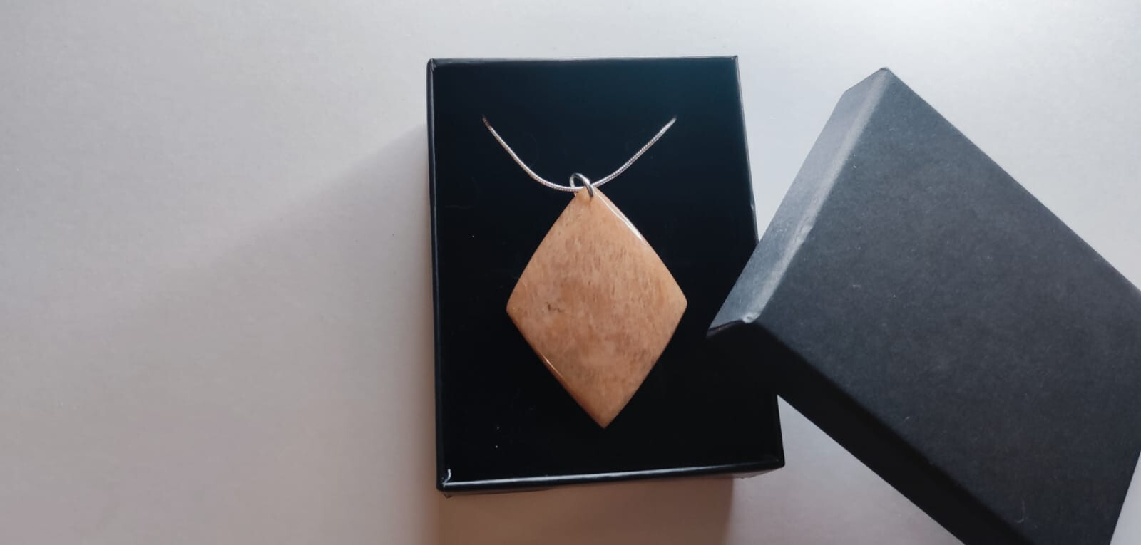 Collier pierre de lune orange pendentif d'apaisement et féminité sacrée