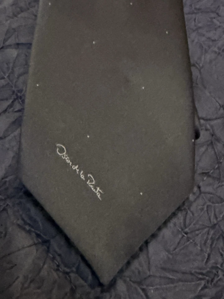 复古 Oscar de la Renta 灰色 Microdot 领带 1980 年代–90 年代 95% 聚 5% 真丝 Deadstock — 第 2/4 张图片