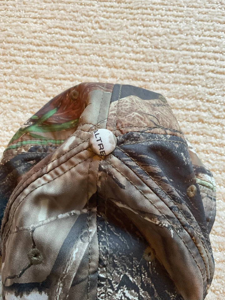 2 sombreros de caza con rama de árbol real bajo armadura Foto 3 de 4